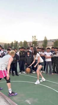 邱邱🏀模仿保罗乔治的招！吧友们觉得有几分像？
